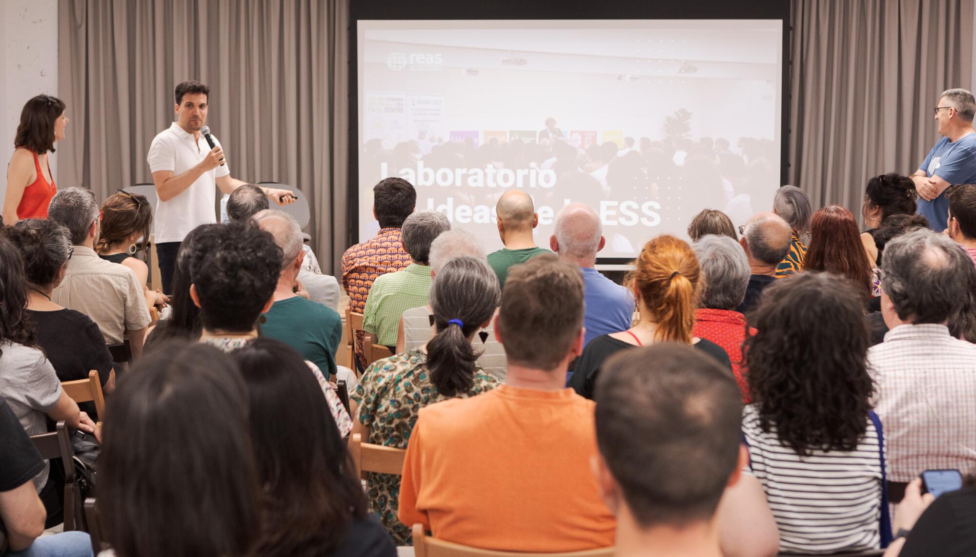 Acto de presentación interna del laboratorio, en el marco de las jornadas del 30 aniversario de REAS RdR en Zaragoza el pasado mes de junio (autoría: Elisa Cuartielles)